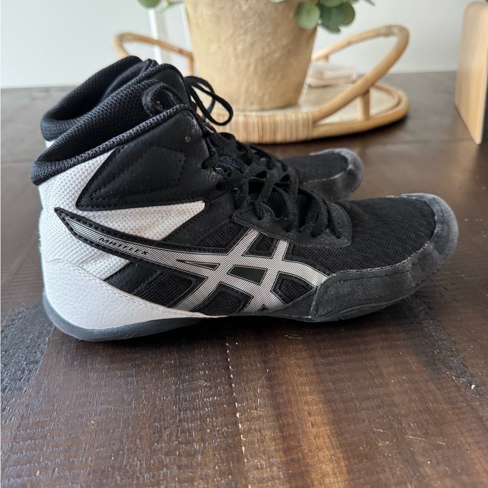 Men wrestling shoes